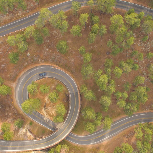 Vista aérea de carretera en espiral en Dakota del Sur