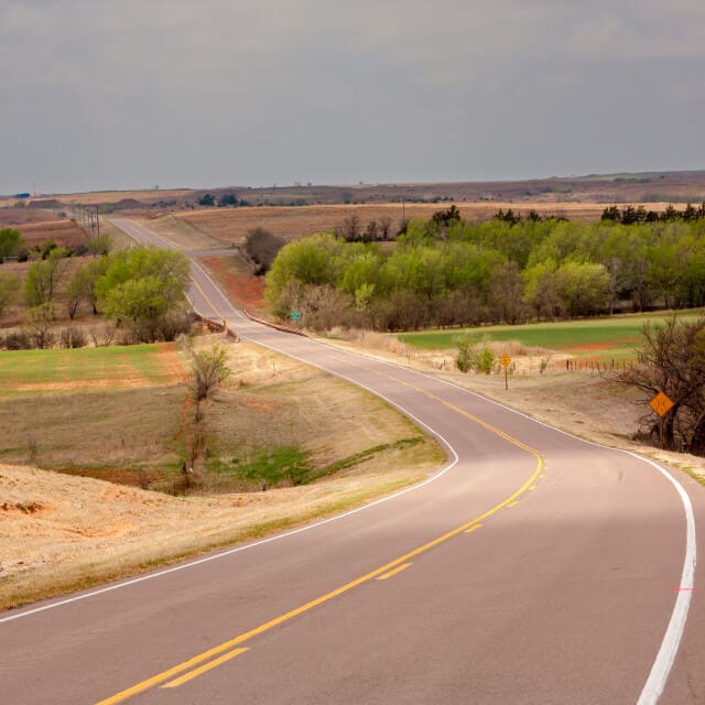 Carretera en Oklahoma vacía con paisaje alrededor