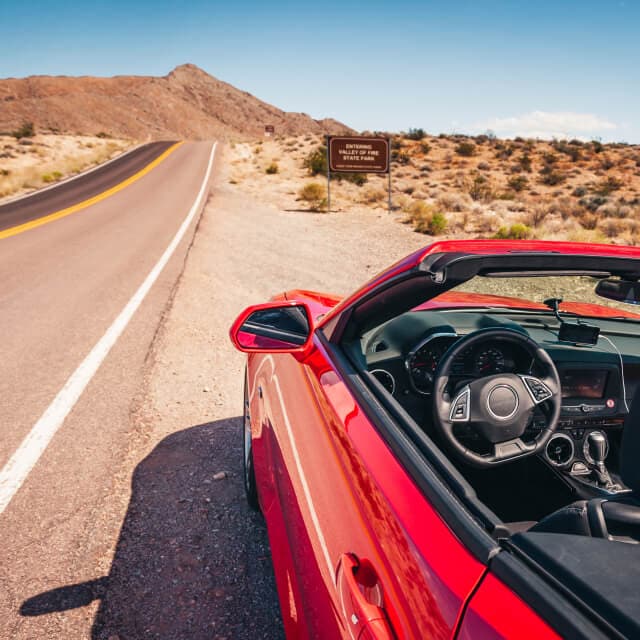 Convertible rojo estacionado en carretera de Nevada