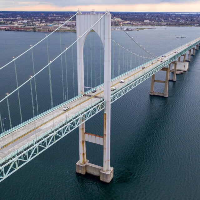 Puente suspendido en Rhode Island con vehículos