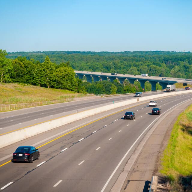 Carretera en Ohio con varios vehículos en la vía con un paisaje de árboles de fondo