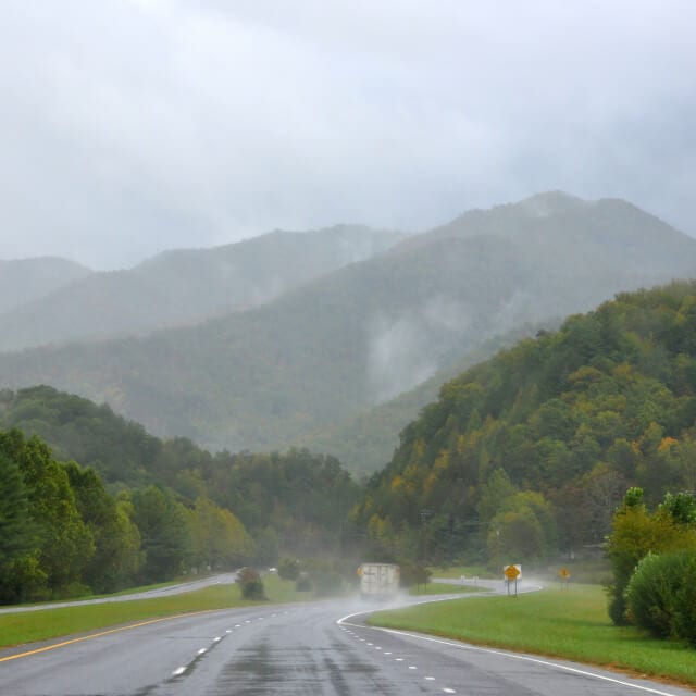 Carretera mojada en Tennessee con las Grandes Montañas Humeantes de fondo
