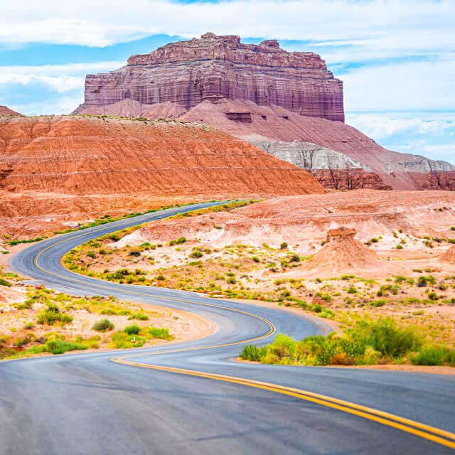 Carretera sinuosa en Utah con formaciones rocosas