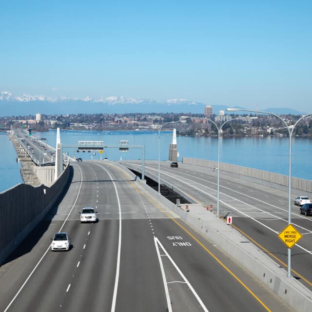 Carretera y puente en Washington con vehículos en ambos lados de la vía