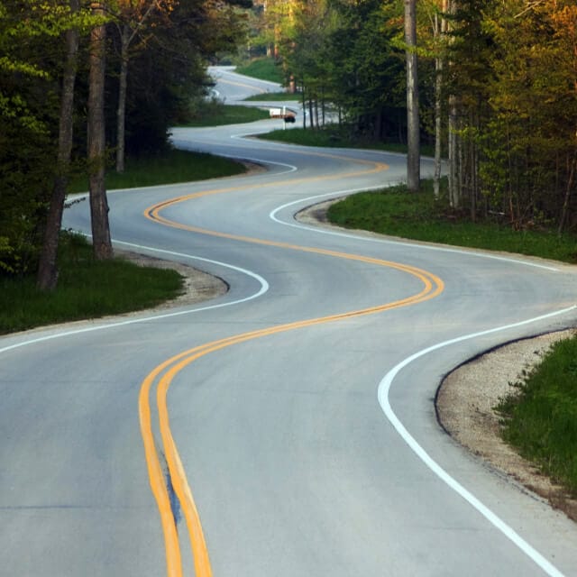 Carretera en zigzag en Wisconsin con árboles alrededor
