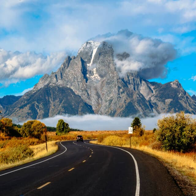 Carretera en el Parque Nacional Grand Teton de Wyoming