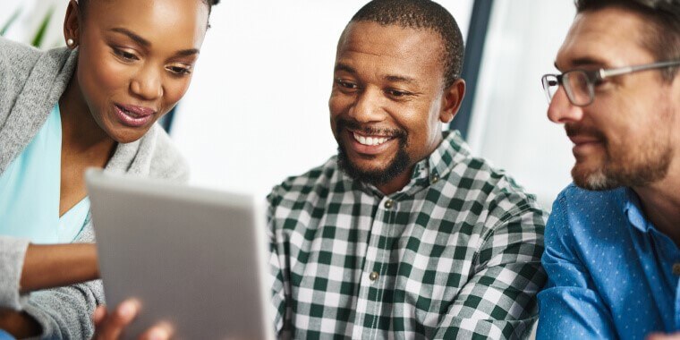 Grupo de personas viendo informacion importante de descuentos de seguros de auto en tableta.