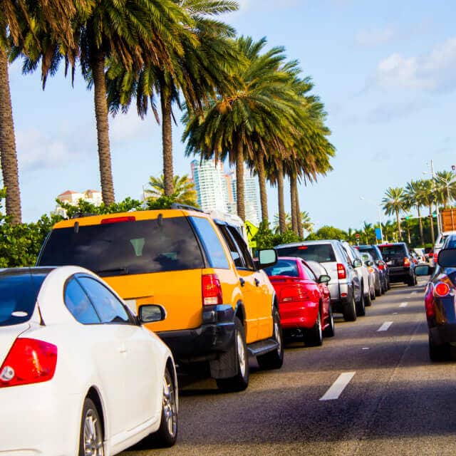 Camino en Miami Beach, Florida con decenas de autos atrapados en el tráfico