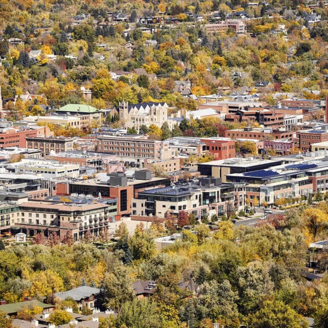Vista panorámica de Boulder, Colorado en otoño