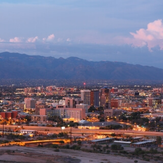 Atardecer del paisaje de la ciudad de Tucson, Arizona