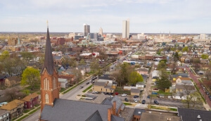 Vista aérea del centro de la ciudad de Fort Wayne, Indiana