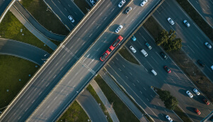 Vista desde arriba de una avenida elevada en Los Ángeles