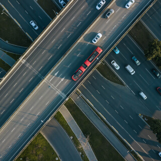 Vista desde arriba de una avenida elevada en Los Ángeles