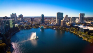 Vista desde arriba del lago Eola, en Orlando, Florida