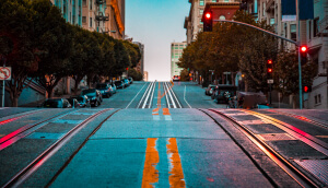 Calle vacía empinada de noche con un semáforo en rojo en San Francisco