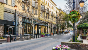 Calle vacía en el distrito comercial de San José