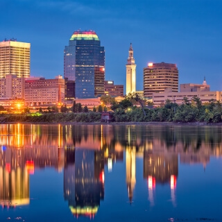 Vista nocturna de Springfield, Massachusetts