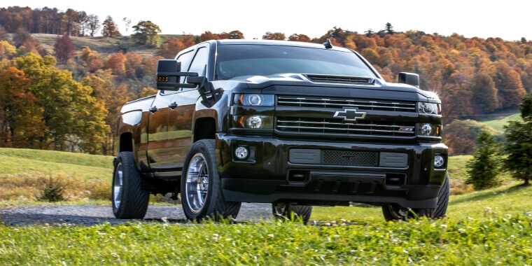 Vista frontal de camioneta Silverado Chevrolet negra