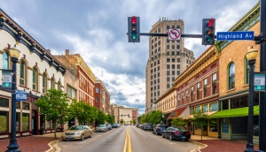 Vista de una calle en el centro de Elgin, Illinois