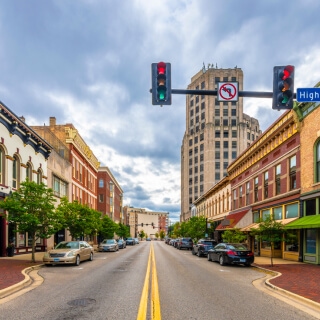 Vista de una calle en el centro de Elgin, Illinois