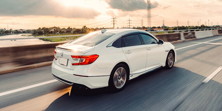 Accord Honda blanco en la carretera