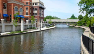 Orilla del río Dupage en Naperville, Illinois