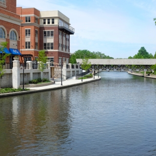 Orilla del río Dupage en Naperville, Illinois