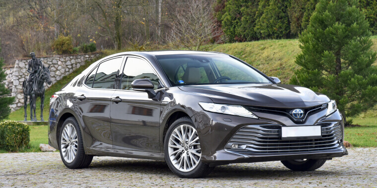 Vista frontal de auto Toyota Camry gris