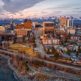 Vista aérea de un atardecer en Anchorage, Alaska