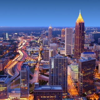 Vista panorámica del centro de Atlanta de noche