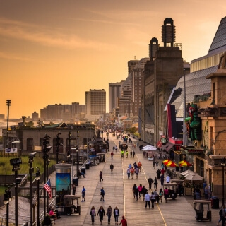 Paseo marítimo al atardecer en Atlantic City, New Jersey