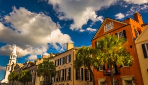 Construcciones coloridas en Broad Street en Charleston, Carolina del Sur