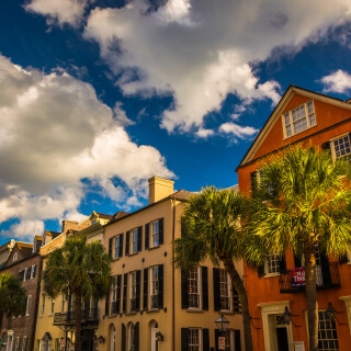 Construcciones coloridas en Broad Street en Charleston, Carolina del Sur