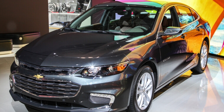 Chevrolet Malibu color gris oscuro en una exposición