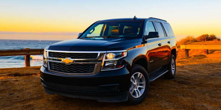 Chevrolet Tahoe en una playa al amanecer