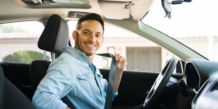 Hombre conduciendo un auto