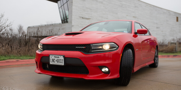 Dodge Charger color rojo en un día lluvioso