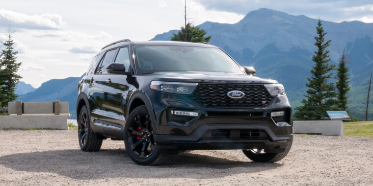 Ford Explorer con unas montañas de fondo