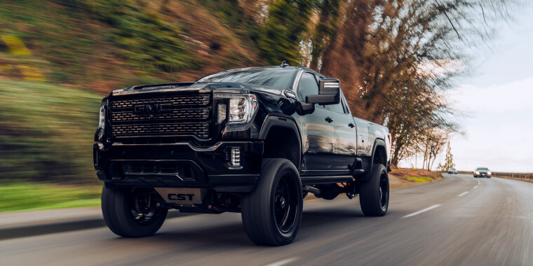 GMC Sierra en movimiento sobre una carretera