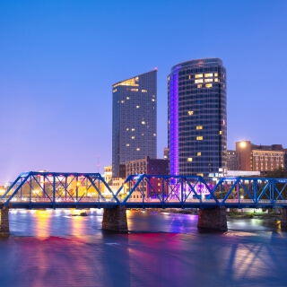 Atardecer en el centro de la ciudad de Grand Rapids, Michigan