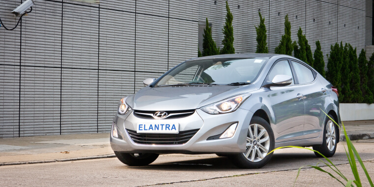 Hyundai Elantra gris en un día lluvioso sobre asfalto