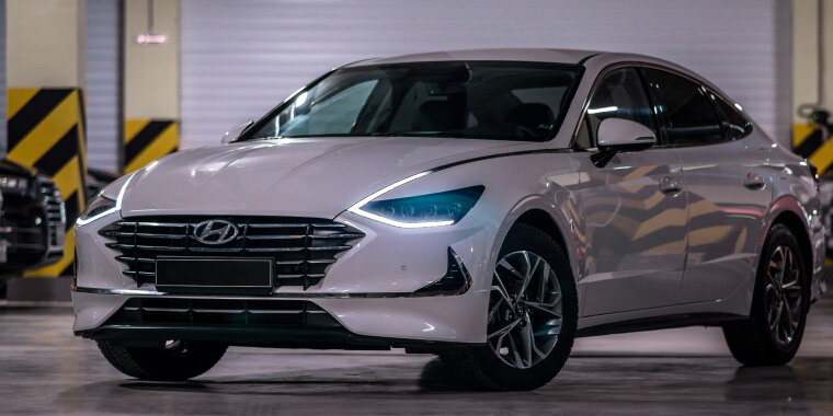 Hyundai Sonata blanco dentro de un estacionamiento
