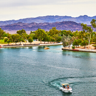 Botes en Lake Havasu City, Arizona desde el London Bridge