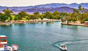 Botes en Lake Havasu City, Arizona desde el London Bridge