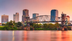 Horizonte de la ciudad de Little Rock, Arkansas al atardecer