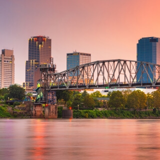 Horizonte de la ciudad de Little Rock, Arkansas al atardecer