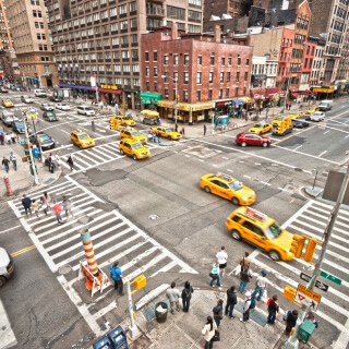 Intersección de calles en New York, New York