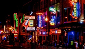 Calle en Nashville, Tennessee de noche