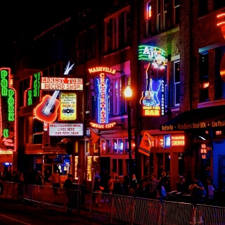 Calle en Nashville, Tennessee de noche