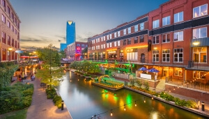 Paisaje urbano al atardecer en Oklahoma City, Oklahoma